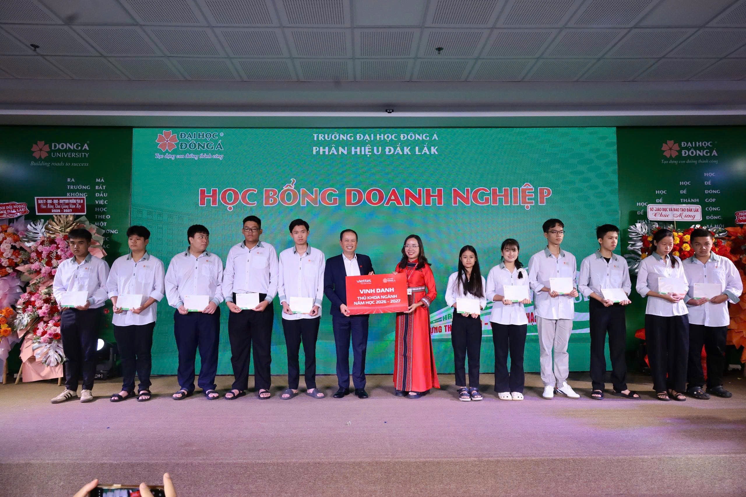 VIETTEL ĐẮK LẮK ĐỒNG HÀNH CÙNG TRƯỜNG ĐẠI HỌC ĐÔNG Á: TRAO HỌC BỔNG DOANH NGHIỆP VÀ LAN TOẢ NỀN TẢNG SỐ VIETTEL TAMMI